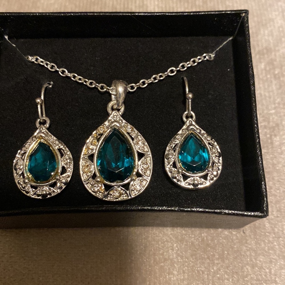 Avon gift set earrings and necklace emerald faux silver tone - Picture 3 of 6